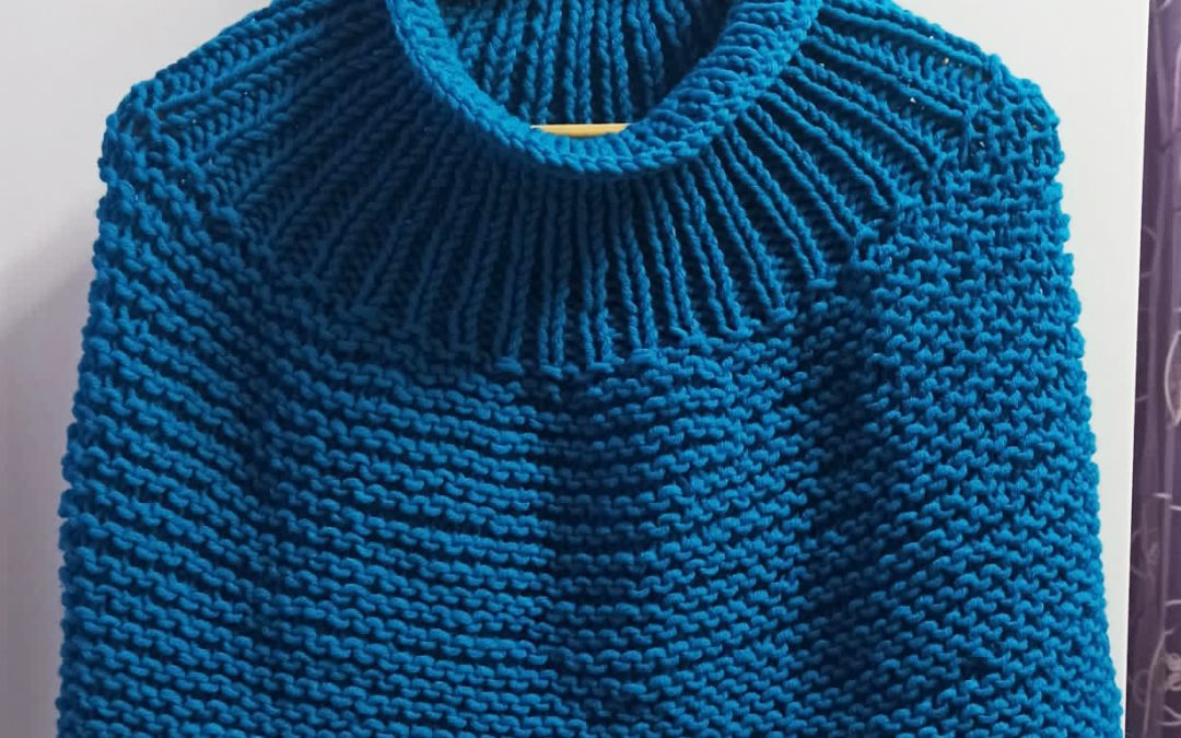 Gestrickter Poncho mit Rollkragen  #3377