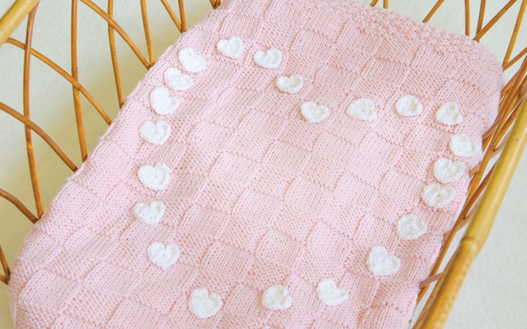 Gestrickte Babydecke mit Herzchen #3526